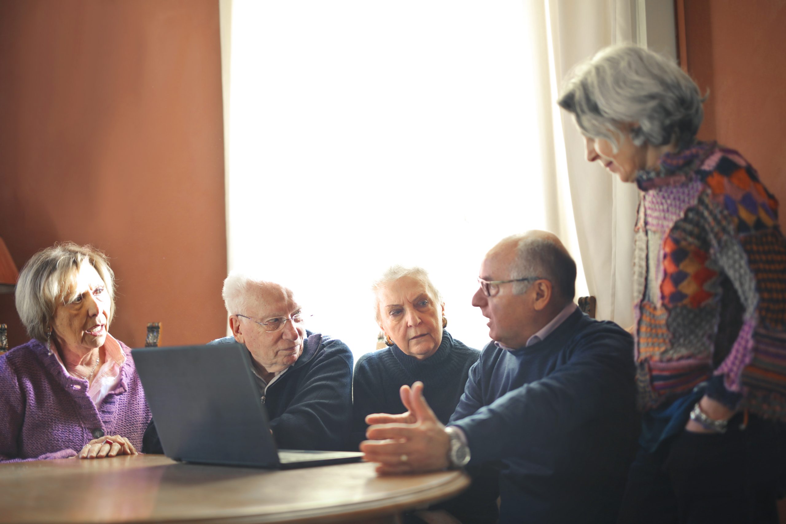 Groupe d'expression CLIC : 5 personnes âgées discutent autour d'une table