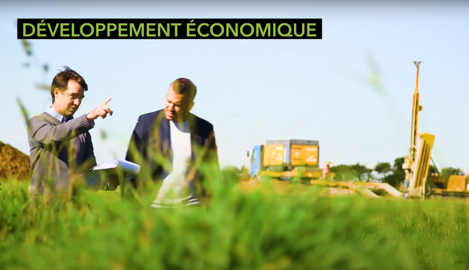 Deux agents de la Communauté en repérage sur le terrain pour l'extension d'une zone artisanale