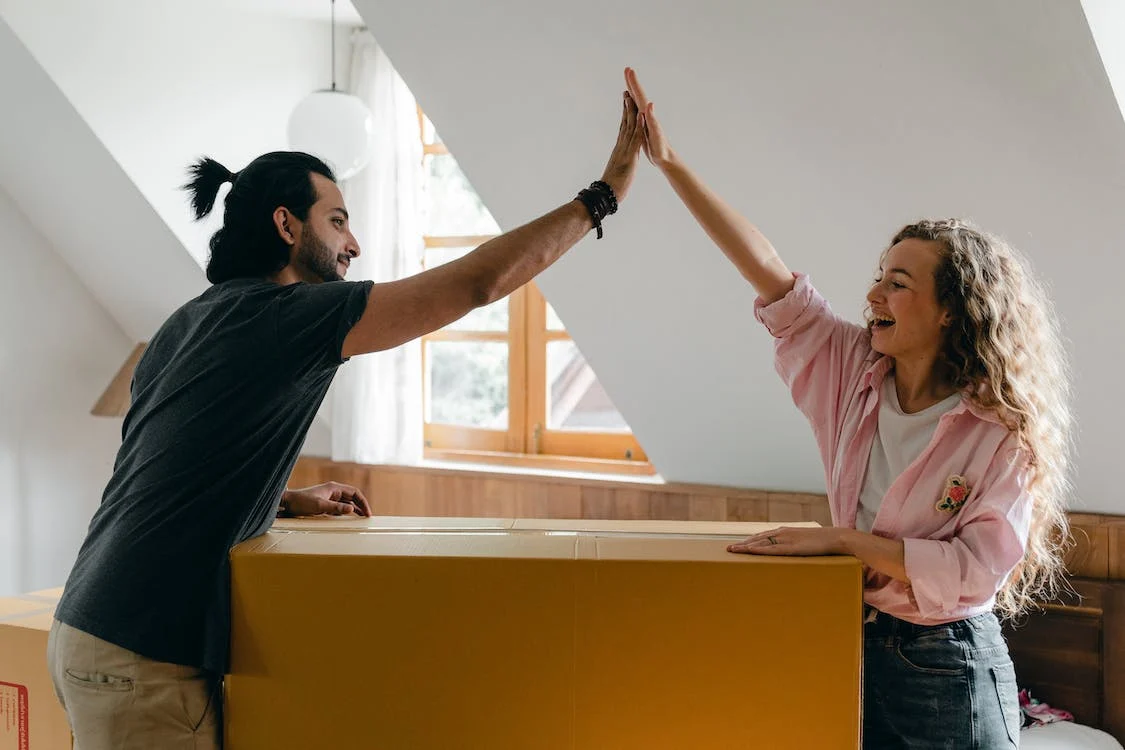 Jeune couple qui emménage