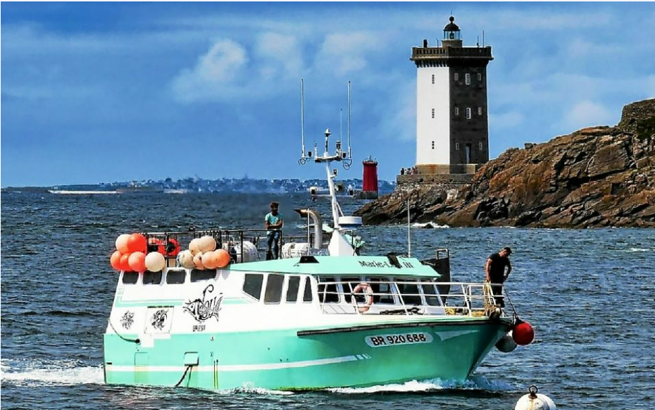 Bateau de pêche rentrant au port du Conquet