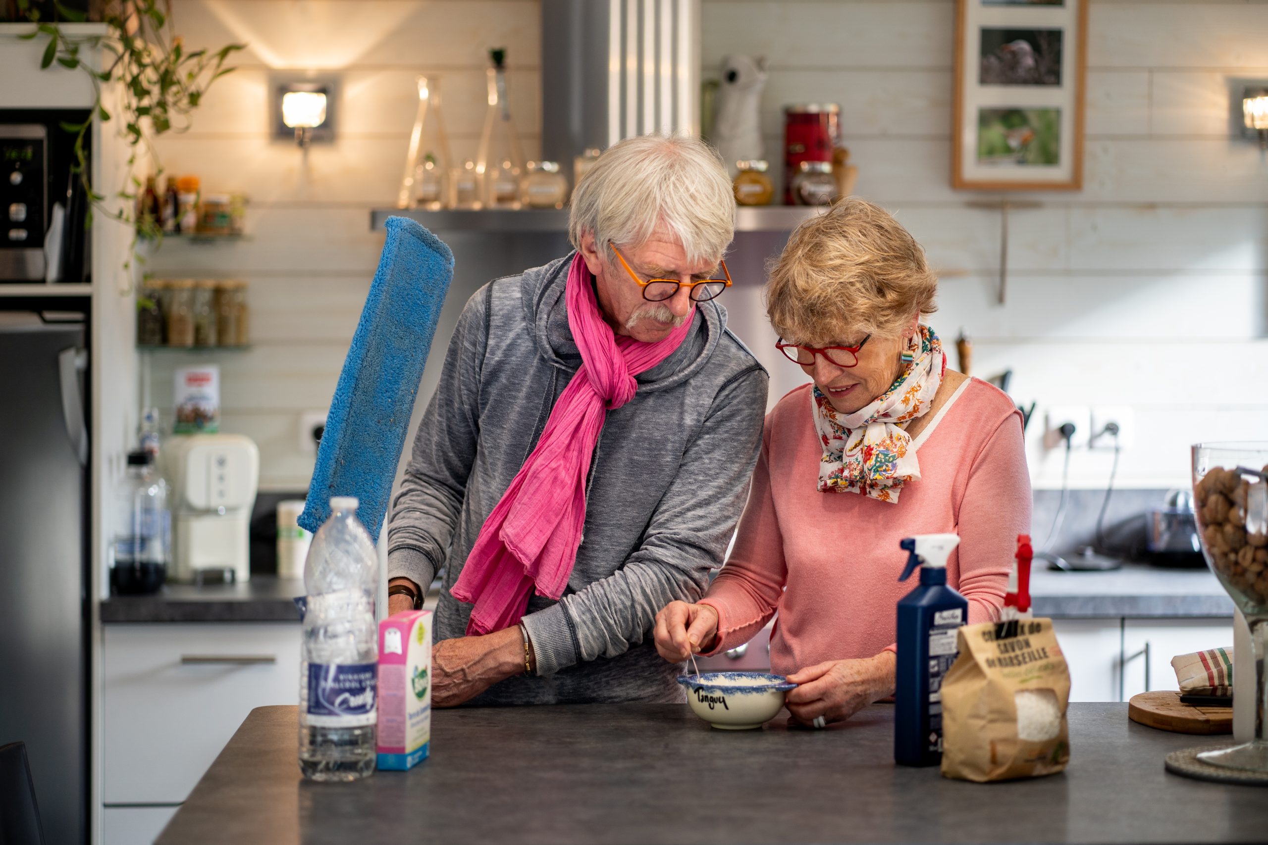 Un couple de personnes âgées fabrique des produits d'entretien au naturel