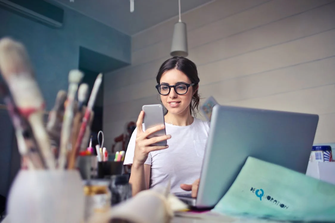 jeune femme regardant don smartphone
