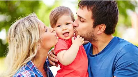 Parents embrassant leur enfant