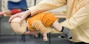 Premiers secours pour nourrissons et enfants : initiez-vous aux gestes qui sauvent